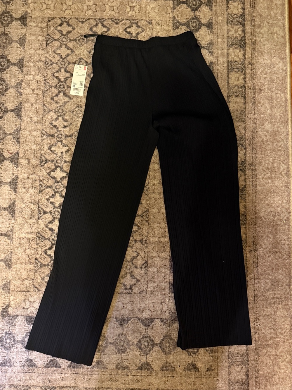 UNIQLO Black Pleated Straight Pants - Picture 3 of 4
